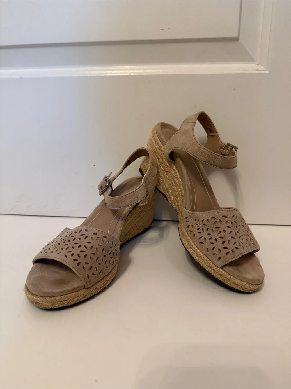 VIONIC SHOES SANDALS WEDGE STRAPS BUCKLES TAN SUEDE SIZE 7.5